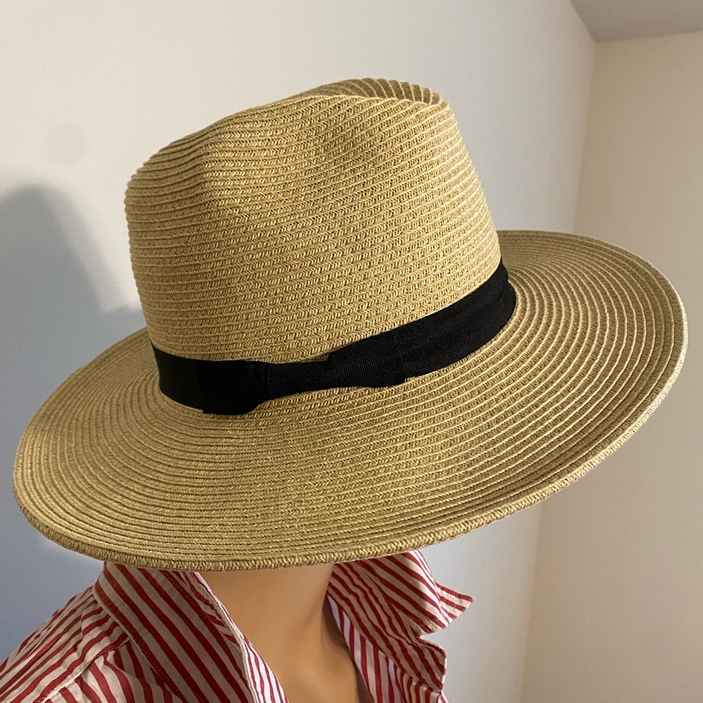 Sturdy straw hat